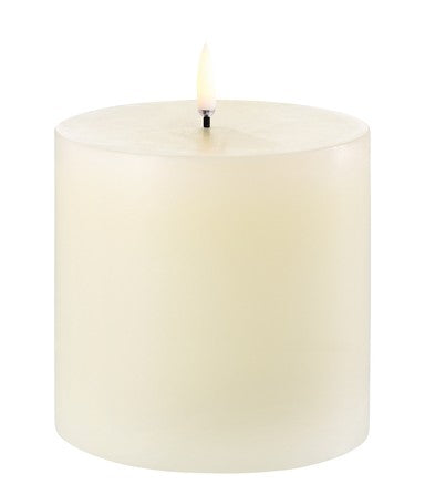 Bougie LED pilier ivoire finition lisse 10,1 x 10 cm